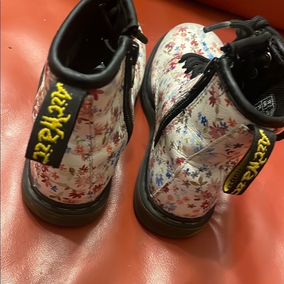 Girls Dr.Martens Delaney boots. - Picture 5 of 7